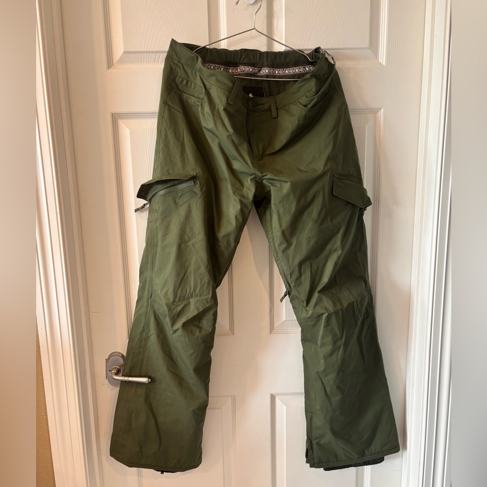 Burton Green Insulated Cargo Pants Snow Pants. Size large.